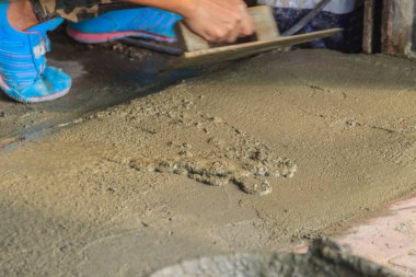 Mason işçi kullanımı mala adım bina iyileştirme çalışmalarında döşeme, yumuşak veya seviyelendirme sıvı beton için.