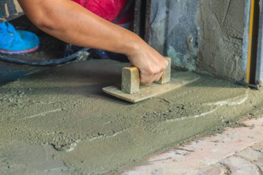 Mason işçi kullanımı mala adım bina iyileştirme çalışmalarında döşeme, yumuşak veya seviyelendirme sıvı beton için.