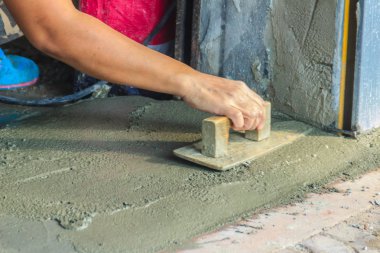 Mason işçi kullanımı mala adım bina iyileştirme çalışmalarında döşeme, yumuşak veya seviyelendirme sıvı beton için.