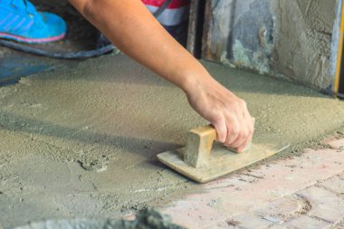 Mason işçi kullanımı mala adım bina iyileştirme çalışmalarında döşeme, yumuşak veya seviyelendirme sıvı beton için.