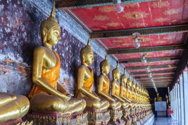 Wat Suthat Tapınağı, Tayland koridor az güzel altın Buddha görüntüler. Wat Suthat Thepphawararam Bangkok birinci sınıfta Kraliyet bir tapınaktır. 1847 yılında tapınağın inşaatı tamamlandı. 