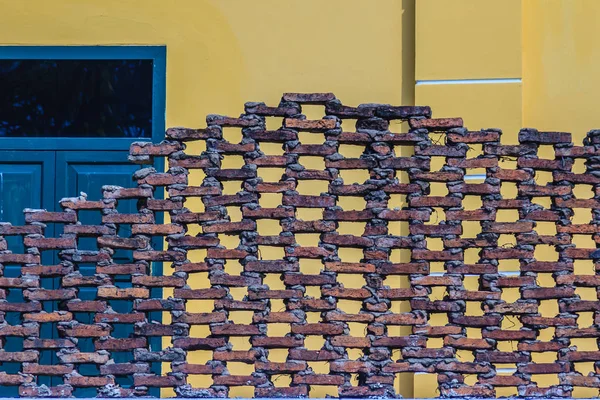 Grungy Zelluläre Ziegelmauer Mit Alten Gelben Wand Und Schwarzen Fenster — Stockfoto