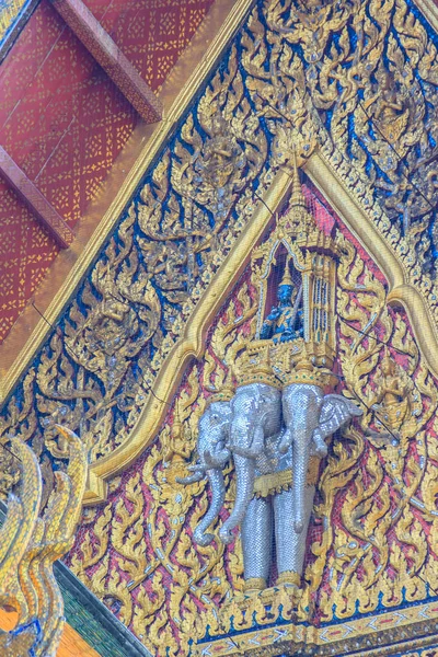 Bela Escultura Anjo Montando Três Cabeças Elefante Extremidade Gable Igreja — Fotografia de Stock