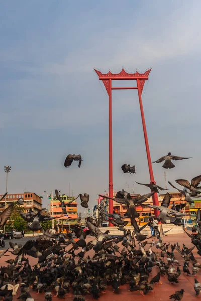 Balanço Gigante Vermelho Sao Ching Cha Com Multidão Pombos Uma — Fotografia de Stock