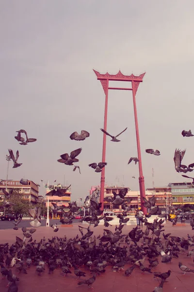 Swing Géant Rouge Vintage Sao Ching Cha Avec Foule Pigeons — Photo