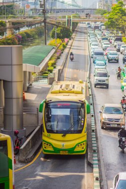 Bangkok, Tayland - 21 Şubat 2017: Bangkok Brt, otobüs hızlı transit sistemi Bangkok, Tayland, görünümü. Özel otobüs şeritleri tipik kaldırıma tarafı gecikmeleri önlemek için yolun ortasına üzerinde otobüsler.