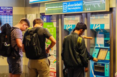 Bangkok, Tayland - 22 Şubat 2017: Silom Mrt (Metropolitan hızlı Transit) Metro İstasyonu bir bilet satış makineden bir bilet satın alma kimliği belirsiz yolcu