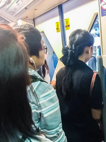 Бангкок Таиланд Февраля 2017 Года Толпа Пассажиров Bts Skytrain Прибыла — стоковое фото