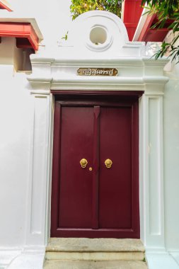 Bangkok, Tayland - 2 Mart 2017: o girilen rahiplere ve onun Dhamma Wat Thepthidram Woraviharn Tapınağı'nda uygulanan Sunthorn Phu müzeye giriş kapısı, büyük Tay şair burada yaşamış.