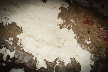 Grunge duvar soyulması boya ile. Eski arka plan doku. Paslı altında karanlık duvarından çatlama boya.