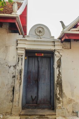 Eski antik Tayland tapınak çift kapılı yıpranmış. 