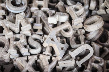 İngilizce alfabe marangozluk Satılık ahşap mektupları. Öğrenme ve eğitim kavramı ahşap harfler yapılan alfabesi.