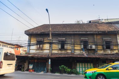 Bangkok, Tayland - 2 Mart 2017: Manzaralı caddesine yakın altın Dağı Tapınağı vintage binaların.
