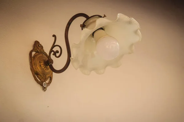 Close Alte Weiße Laterne Lampe Blütenform Und Ihr Sockel Wurde — Stockfoto