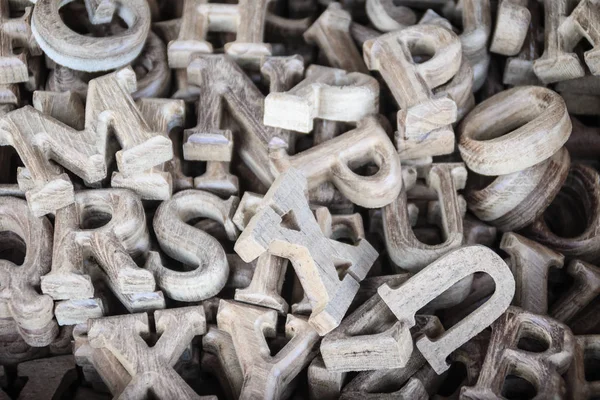 İngilizce alfabe marangozluk Satılık ahşap mektupları. Öğrenme ve eğitim kavramı ahşap harfler yapılan alfabesi.