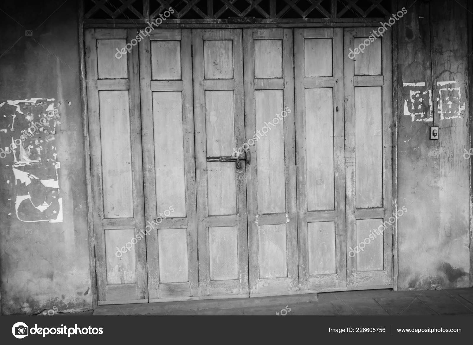 Foto En Blanco Y Negro De La Antigua Puerta De Madera Foto De Stock C Kampwit 226605756
