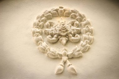 Tay tapınak eski beyaz duvardaki beyaz garland çiçekler sıva ile güzel arka plan.