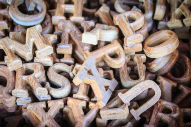 İngilizce alfabe marangozluk Satılık ahşap mektupları. Öğrenme ve eğitim kavramı ahşap harfler yapılan alfabesi.