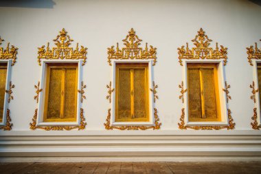 Beyaz çimento arka planda Tay tapınak ile güzel altın pencere. 