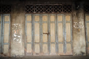 Eski Antik ahşap salıncak kapı arka plan. Vintage eski ahşap katlanır kapılar doku. Antika salıncak kapı veya katlanır kapılar, eski ahşap ticari bina.