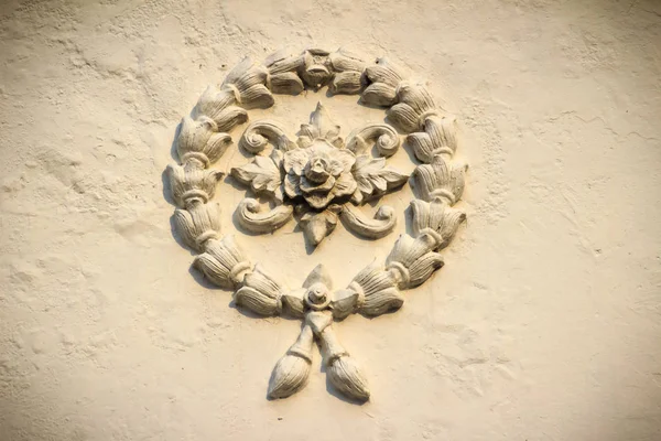 Tay tapınak eski beyaz duvardaki beyaz garland çiçekler sıva ile güzel arka plan.