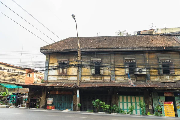 Bangkok, Tayland - 2 Mart 2017: Manzaralı caddesine yakın altın Dağı Tapınağı vintage binaların.