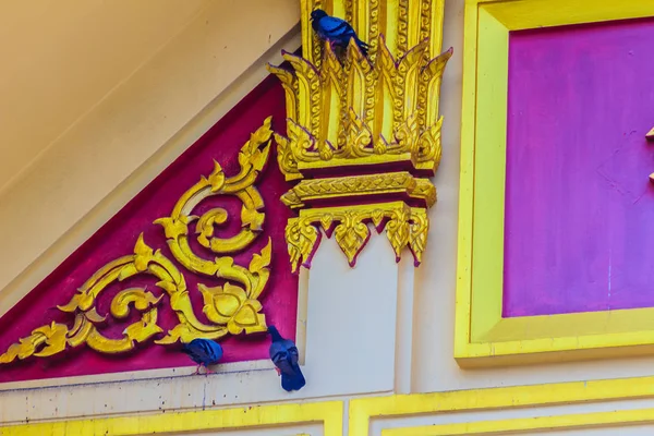 Güzel Tay Tarzı Özlem Dekorasyon Altın Sütun Gable Budist Tapınağı — Stok fotoğraf