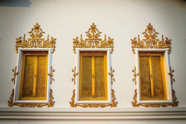 Beyaz çimento arka planda Tay tapınak ile güzel altın pencere. 