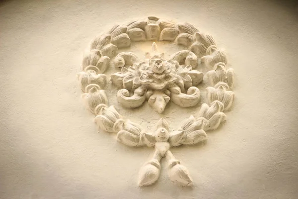 Tay tapınak eski beyaz duvardaki beyaz garland çiçekler sıva ile güzel arka plan.