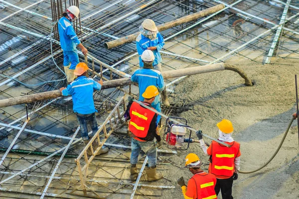 Los Trabajadores Construcción Están Vertiendo Hormigón Trabajo Pavimento Post Tensión — Foto de Stock