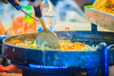 Padthai, orijinal Tayland kızarmış şehriye, karides ve yaygın bir sokak gıda olarak Tayland'da popüler servis yumurta ile tavada kızartılmış erişte için pişirme sırasında satıcı el kadar kapatın