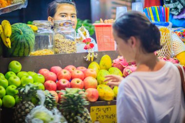Bangkok, Tayland - 2 Mart 2017: Taze kırmızı ve yeşil elma Bangkok, Tayland Caddesi üzerinde Satılık. Taze elma, muz, ananas ve mango satış sokak meyve dükkanı.