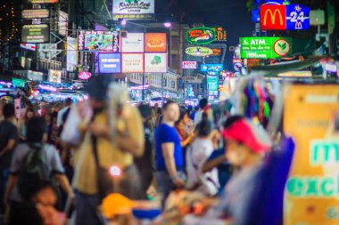 Bangkok, Tayland - 2 Mart 2017: Turist ve backpackers Khao San Road gece Pazar ziyaret etti. Khao San Road bir ünlü düşük bütçeli otel ve Pansiyonlar ve Bangkok bölgedir.