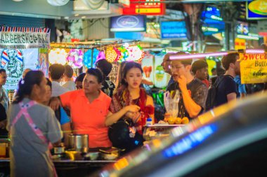 Bangkok, Tayland - 2 Mart 2017: Turist ve backpackers Khao San Road gece Pazar ziyaret etti. Khao San Road bir ünlü düşük bütçeli otel ve Pansiyonlar ve Bangkok bölgedir.