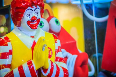 Bangkok, Tayland - 2 Mart 2017: Mc Donald's bebek Tay kültürünün tebrik müşteri dükkan önünde. McDonalds dükkan ile markanın logosu ve hoş geldiniz bebek girişinde. 