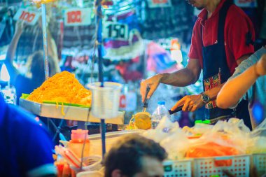 Padthai, orijinal Tayland kızarmış şehriye, karides ve yaygın bir sokak gıda olarak Tayland'da popüler servis yumurta ile tavada kızartılmış erişte için pişirme sırasında satıcı el kadar kapatın