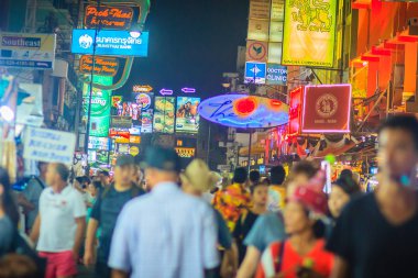 Bangkok, Tayland - 2 Mart 2017: Turist ve backpackers Khao San Road gece Pazar ziyaret etti. Khao San Road bir ünlü düşük bütçeli otel ve Pansiyonlar ve Bangkok bölgedir.