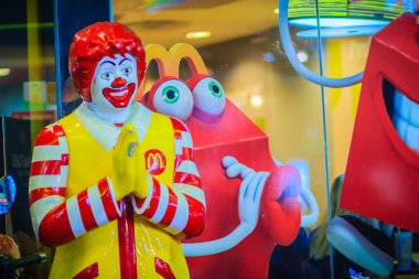 Bangkok, Tayland - 2 Mart 2017: Mc Donald's bebek Tay kültürünün tebrik müşteri dükkan önünde. McDonalds dükkan ile markanın logosu ve hoş geldiniz bebek girişinde. 