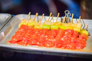 Pasta elma ve ızgara için hazırlanmış için chili bambu sopalarla bile delip Çiğ domuz Barbekü (Barbekü) yakından.