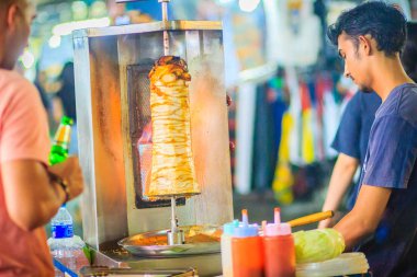 Bangkok, Tayland - 2 Mart 2017: Street satıcı ızgara Kebap satan, Khao San Road geceleri sokak gıda Pazar, Bangkok, Tayland.