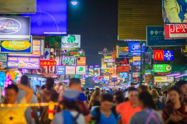 Bangkok, Tayland - 2 Mart 2017: Turist ve backpackers Khao San Road gece Pazar ziyaret etti. Khao San Road bir ünlü düşük bütçeli otel ve Pansiyonlar ve Bangkok bölgedir.