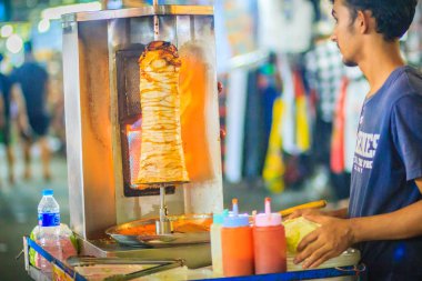 Bangkok, Tayland - 2 Mart 2017: Street satıcı ızgara Kebap satan, Khao San Road geceleri sokak gıda Pazar, Bangkok, Tayland.
