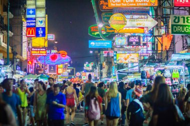 Bangkok, Tayland - 2 Mart 2017: Turist ve backpackers Khao San Road gece Pazar ziyaret etti. Khao San Road bir ünlü düşük bütçeli otel ve Pansiyonlar ve Bangkok bölgedir.