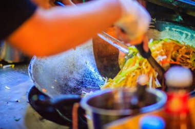 Padthai, orijinal Tayland kızarmış şehriye, karides ve yaygın bir sokak gıda olarak Tayland'da popüler servis yumurta ile tavada kızartılmış erişte için pişirme sırasında satıcı el kadar kapatın