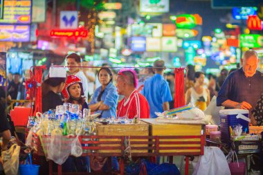 Bangkok, Tayland - 2 Mart 2017: Turist ve backpackers Khao San Road gece Pazar ziyaret etti. Khao San Road bir ünlü düşük bütçeli otel ve Pansiyonlar ve Bangkok bölgedir.