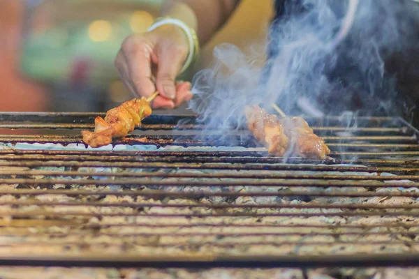 关闭供应商烤猪肉沙爹在烟雾 泰国牛排烤猪肉烤在街头食品店 — 图库照片