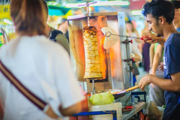Bangkok, Tayland - 2 Mart 2017: Street satıcı ızgara Kebap satan, Khao San Road geceleri sokak gıda Pazar, Bangkok, Tayland.