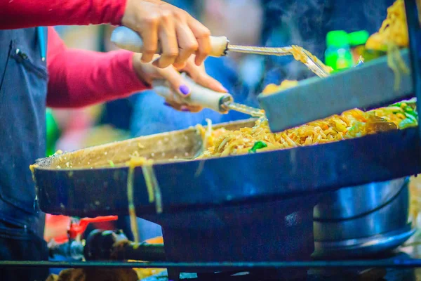 Padthai 烹饪过程中 将摊贩的手牵手 原来的泰国炒面 用虾和鸡蛋炒面条 通常是泰国流行的街头食品 — 图库照片