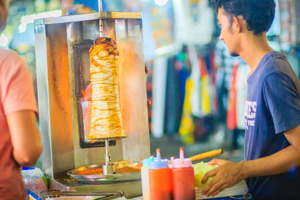 Bangkok Thailandia Marzo 2017 Venditore Ambulante Vende Kebab Alla Griglia — Foto Stock