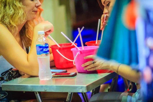 Bangkok Thailand March 2017 Tourists Drinking Cocktail Bucket Mug Liter — Stock Photo, Image
